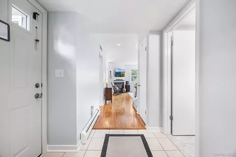 Entry Way - 5-03 Brooke Club Dr, Ossining, NY 10562 photo 3 of 5