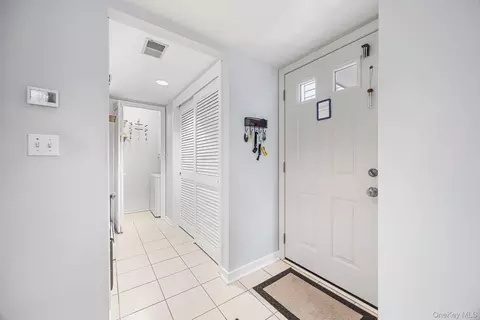 Entry Way - 5-03 Brooke Club Dr, Ossining, NY 10562 photo 2 of 5