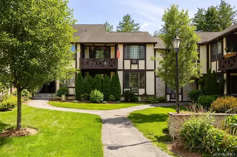 8 Foxwood Dr #8, Mount Pleasant, NY 10570