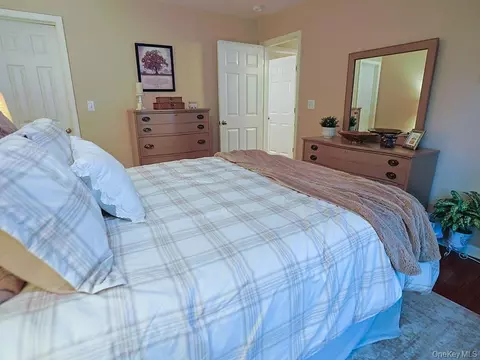 Bedroom - 2 Panther Ln, Shawangunk, NY 12589 photo 4 of 7