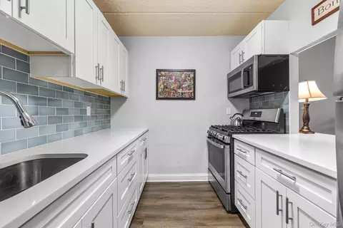 1 Consulate Dr #2H, Eastchester, NY 10707