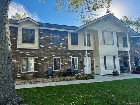 8 Denver Ct #8D, Coram, NY 11727