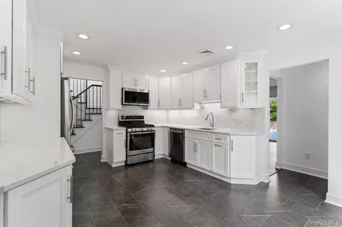 Kitchen - 185 Harvard Dr #L, Plainview, NY 11803 photo 2 of 6