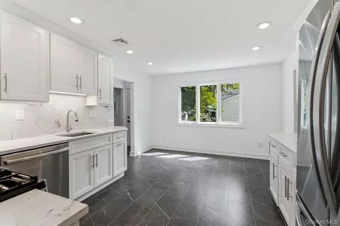 Kitchen - 185 Harvard Dr #L, Plainview, NY 11803 photo 6 of 6