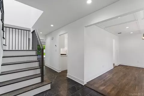 Entry Way - 185 Harvard Dr #L, Plainview, NY 11803 photo 2 of 2