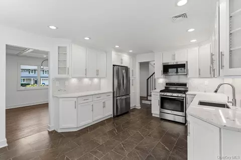 Kitchen - 185 Harvard Dr #L, Plainview, NY 11803 photo 4 of 6