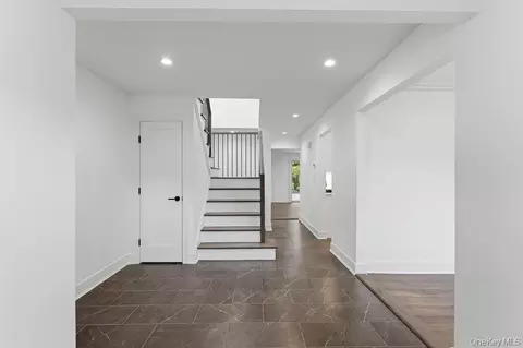 Entry Way - 185 Harvard Dr #L, Plainview, NY 11803 photo 1 of 2