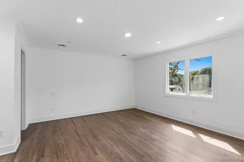 Bedroom - 185 Harvard Dr #L, Plainview, NY 11803 photo 3 of 4
