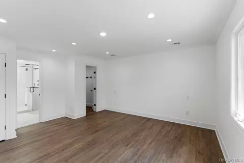 Bedroom - 185 Harvard Dr #L, Plainview, NY 11803 photo 4 of 4