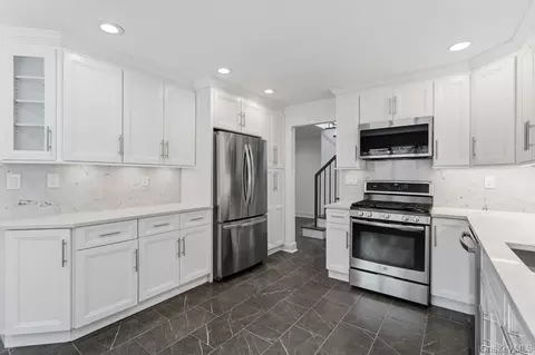Kitchen - 185 Harvard Dr #L, Plainview, NY 11803 photo 5 of 6