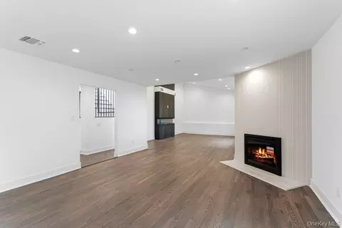 Living - 185 Harvard Dr #L, Plainview, NY 11803 photo 1 of 6