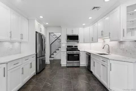 Kitchen - 185 Harvard Dr #L, Plainview, NY 11803 photo 3 of 6