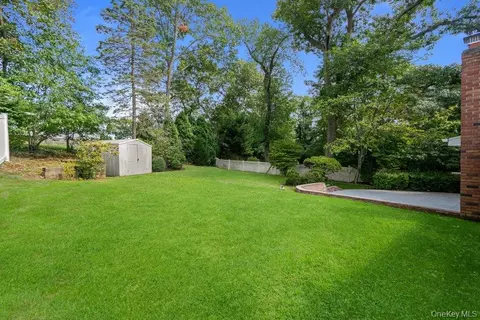 Exterior - 185 Harvard Dr #L, Plainview, NY 11803 photo 3 of 6