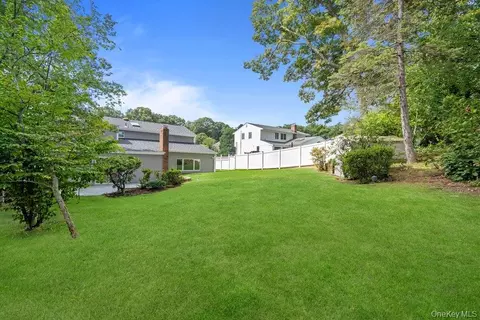 Exterior - 185 Harvard Dr #L, Plainview, NY 11803 photo 6 of 6