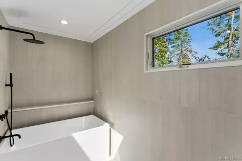 Bath - 185 Harvard Dr #L, Plainview, NY 11803 photo 5 of 5