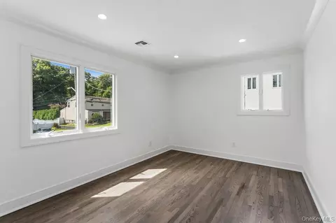 Bedroom - 185 Harvard Dr #L, Plainview, NY 11803 photo 2 of 4