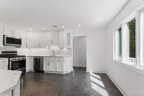 Kitchen - 185 Harvard Dr #L, Plainview, NY 11803 photo 1 of 6