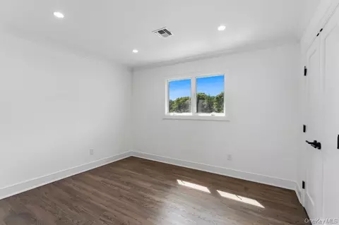 Bedroom - 185 Harvard Dr #L, Plainview, NY 11803 photo 1 of 4