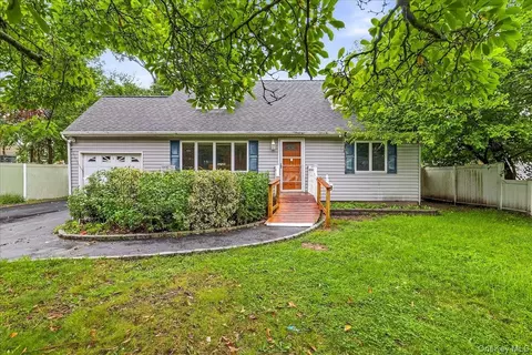 80 Ackerly Ln, Lake Ronkonkoma, NY 11779