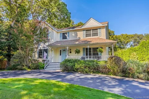 7 Holly Ln, Port Jefferson, NY 11777