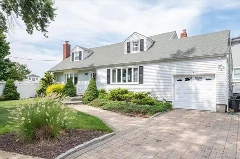 15 E Lincoln Ave, Massapequa, NY 11758