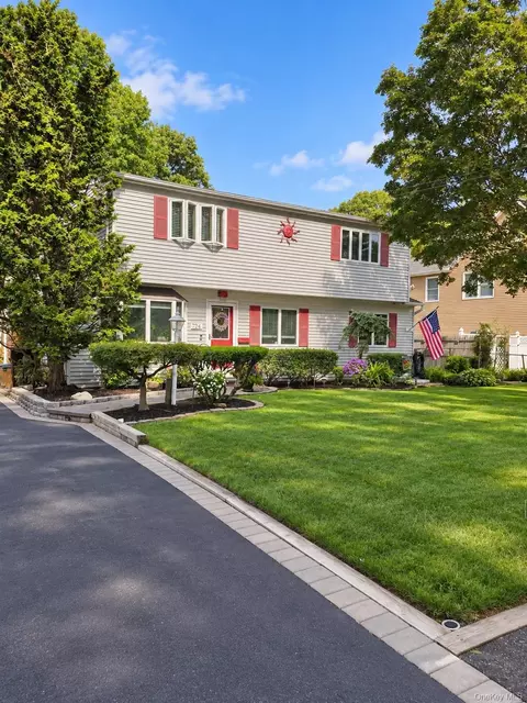 724 Sandra Ave, West Islip, NY 11795