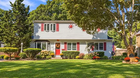 724 Sandra Ave, West Islip, NY 11795