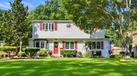 724 Sandra Ave, West Islip, NY 11795