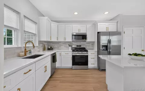 8548 257th St, New York, NY 11001