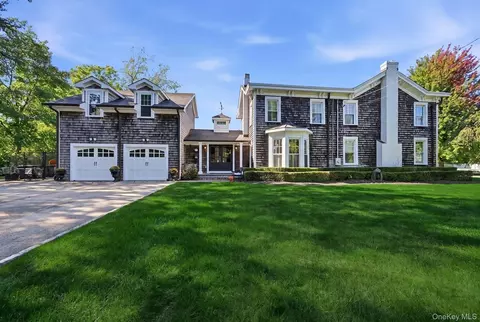 354 Middle Rd, Bayport, NY 11705