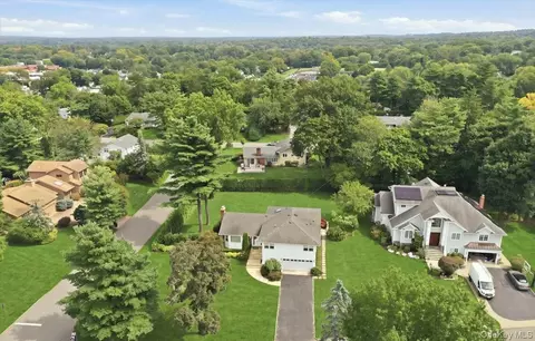 3 Maplewood Ln, North Hempstead, NY 11576