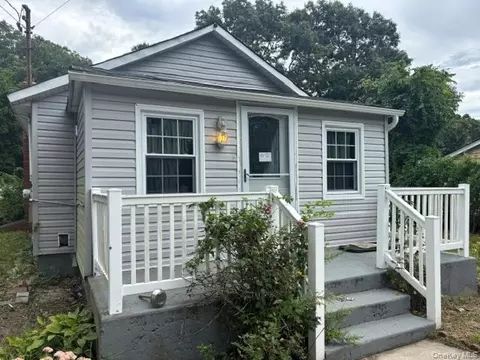 253 Railroad Ave, Center Moriches, NY 11934
