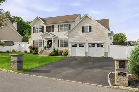 2726 Colonial Dr, New Windsor, NY 12553