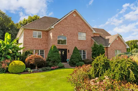 20 Millennium Ct, Bohemia, NY 11716
