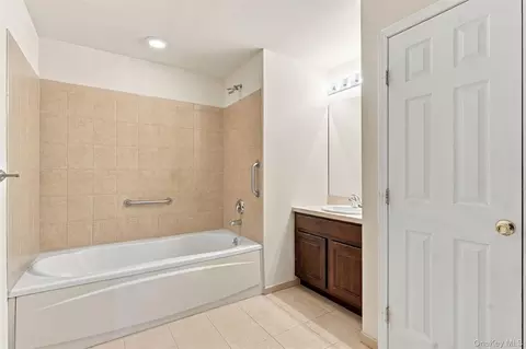 Bath - 1402 Pondview Loop, Fishkill, NY 12590 photo 2 of 2