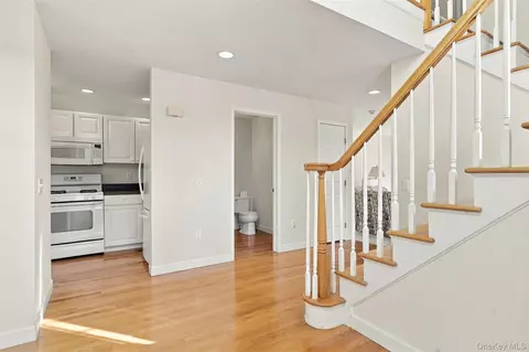Entry Way - 1402 Pondview Loop, Fishkill, NY 12590 photo 4 of 7