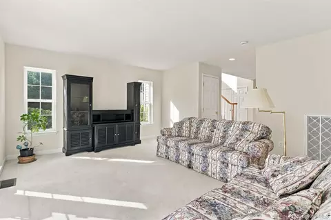 Living - 1402 Pondview Loop, Fishkill, NY 12590 photo 2 of 4