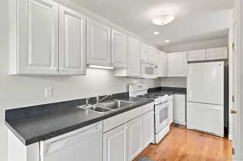 Kitchen - 1402 Pondview Loop, Fishkill, NY 12590 photo 1 of 4