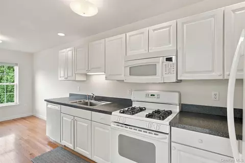 Kitchen - 1402 Pondview Loop, Fishkill, NY 12590 photo 2 of 4