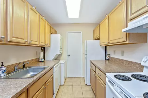 Kitchen - 403 Cabot Ct E, Saint James, NY 11780 photo 1 of 2
