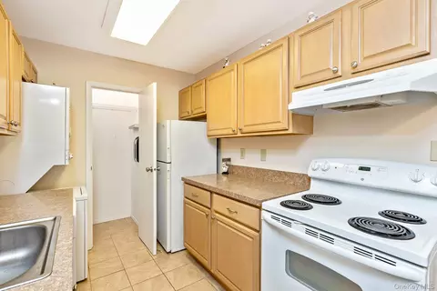 Kitchen - 403 Cabot Ct E, Saint James, NY 11780 photo 2 of 2