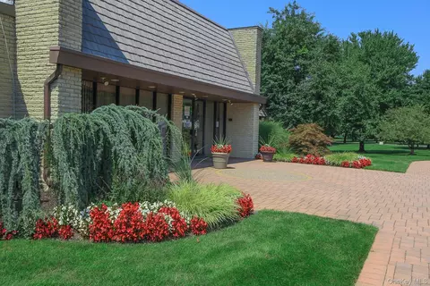 Exterior - 403 Cabot Ct E, Saint James, NY 11780 photo 4 of 6