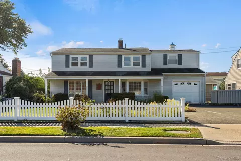 30 Hickory Ln, Levittown, NY 11756