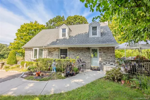 73 Ridgewood Ave, Selden, NY 11784