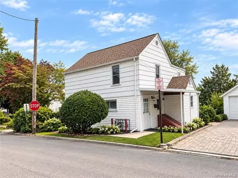 11 Lee Ct #A, North Hempstead, NY 11024