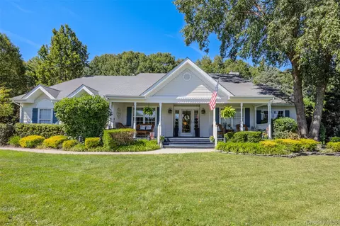 34 Varsity Blvd, Setauket, NY 11733