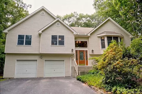 247 Dogwood Dr, Wading River, NY 11792
