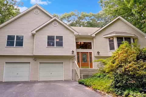 247 Dogwood Dr, Wading River, NY 11792