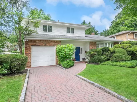 45 Driftwood Dr, North Hempstead, NY 11050