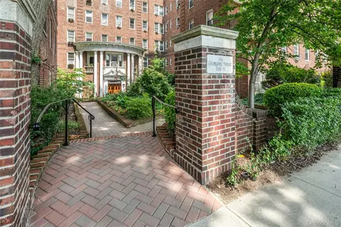 118-11 84 Ave #406, Kew Gardens, NY 11415